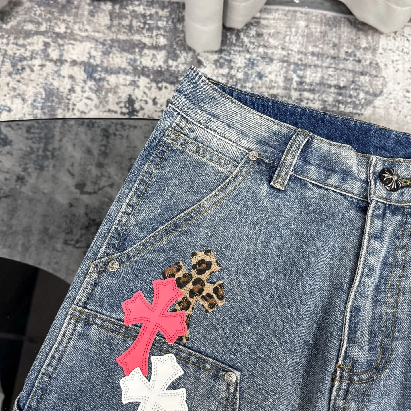 P280 CH Chromehearts Malaysia-limited leopard print cross patchwork leather workwear jeans and logging pants. The counter price is 34W. It is decorated with patchwork cross patterns and washed jeans! ! An absolutely high-end luxury product, a 1.9W-level god-level single product, a super popular product, made by top heavy industry, a magic weapon that cannot be missed! [About Zangyin] This is an extremely luxurious fashion brand that can also be called the aristocracy of the high street. It has always been an exclusive brand for some hipsters or rich second generations. Compared with ordinary high streets, it is more luxurious and noble. Compared with luxury brands, it is more fashionable and individual. It has always been a brand that I have a special liking for. [Top heavy industry fashion design] Consistently high-street luxury style. Speaking of this style, the Zangyin family and GU family are definitely the leading representative brands. Especially the Zangyin family has really achieved a state-of-the-art effect in creating high-street style. The unique washed material is used to create this style. The color system is already quite eye-catching. After it is decorated with patchwork cross flowers, it cleverly highlights the charm of the brand. Secondly, this style uses classic The high-waist cutting design highlights the long legs and fashionable temperament of the upper body. The brand is highly recognizable and the slim fit configuration is more suitable for daily wear. It is a product that interprets personality, fashion, and specifications at a glance. This single product is enough to make any fan excited. It can be a white T-shirt for a youthful college style, or a tight suspender for a royal style. It has strong matching ability and can be easily controlled by men.  [Materials and craftsmanship] Needless to say, this point goes without saying. As an excellent craftsman brand, Zangyin’s requirements for details and craftsmanship are really perfect. The washed color of this model has gone through so many processes, not to mention the embellishment of denim appliques. It is also purely hand-made and sewn. Just like what they believe in, only hand-made things have soul and have the meaning of wear. A top-notch heavy-duty fashionable denim item, I look forward to your perfect interpretation! !  Color: blue Size: 28-36